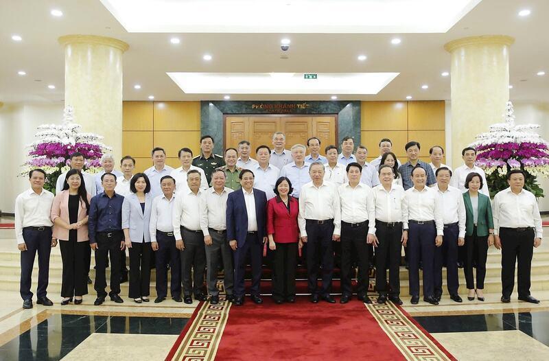 Tập thể Bộ Chính trị và Ban Thường vụ Thành ủy Hà Nội tại buổi làm việc. Ảnh: Viết Thành