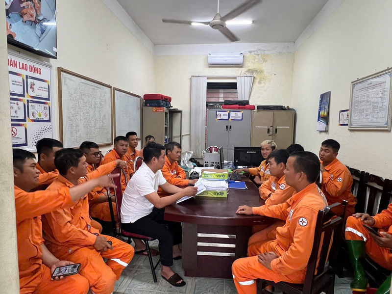Ngay sau khi nhận lệnh từ EVNNPC, 22h30 ngày 25.8.2025 Công ty Điện lực Phú Thọ đã khẩn trương điều động nhân lực, vật tư để chuẩn bị lên đường hỗ trợ khắc phục thiệt hại sau bão số 5 tại Nghệ An. Đội gồm 48 thành viên là cán bộ công nhân viên trẻ, khoẻ, có nhiều kinh nghiệm đặc biệt vừa  tham gia hỗ trợ xây dựng đường dây 500kV mạch 3 và hỗ trợ khắc phục hậu quả bão số 3 (Yagi) tại Quảng Ninh vào năm 2024.Đến nay đoàn đã chuẩn bị đầy đủ phương tiện, xe cẩu, công cụ, dụng cụ phục vụ thi công...để chủ động làm việc độc lập, sẵn sàng lên đường hỗ trợ đơn vị bạn khắc phục sự cố lưới điện bị ảnh hưởng do cơn bão số 5 (Kajiki).