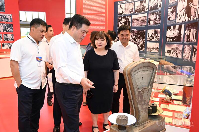 Bộ trưởng Nguyễn Hồng Diên tham quan hiện vật trưng bày là cân đồng hồ hai mặt. Đây là sản phẩm của Nhà máy Cơ khí Phổ Yên (nay là Công ty Cổ phần Cơ khí Phổ Yên). Với độ chính xác cao, cân được đến 100 kg, sản phẩm được dùng rộng rãi trong các cửa hàng mậu dịch và xuất khẩu sang các nước Đông Âu. Đến năm 2000, dây chuyền sản xuất sản phẩm đã ngừng hoạt động.