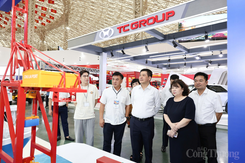 Bộ trưởng Nguyễn Hồng Diên kiểm tra khu trưng bày thành tựu 80 năm ngành Công Thương - 23