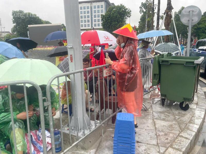 Nhiều người còn tranh thủ bán ghế nhựa cho người xem sơ duyệt với giá rất cao, lên tới 50.000 đồng/chiếc.