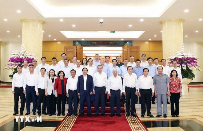 Tổng Bí thư Tô Lâm, các đồng chí trong Bộ Chính trị với Ban Thường vụ Đảng uỷ Mặt trận Tổ quốc Việt Nam, các đoàn thể Trung ương. (Ảnh: Thống Nhất/TTXVN)