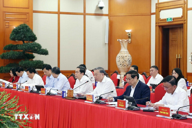 Tổng Bí thư Tô Lâm chủ trì cuộc làm việc của Bộ Chính trị với Ban Thường vụ Đảng uỷ Mặt trận Tổ quốc, các đoàn thể Trung ương. (Ảnh: Thống Nhất/TTXVN)