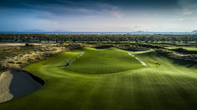 Sân KN Golf Links giữ nguyên vẹn địa hình tự nhiên với 18 hố phong cách links nguyên bản và 9 hố Oasis độc đáo.