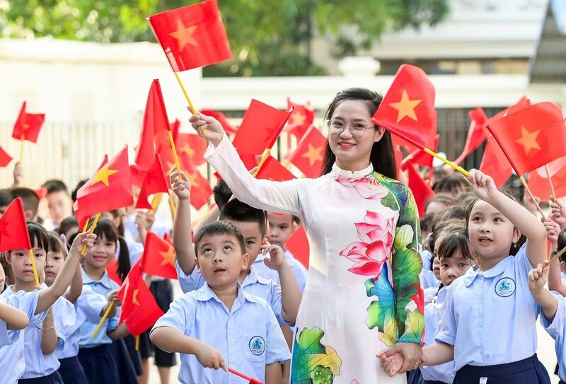 Nghị quyết 71 là bước đột phá khi nâng phụ cấp tối thiểu lên 70% cho giáo viên, 30% cho nhân viên và 100% cho vùng đặc biệt khó khăn. Ảnh minh họa