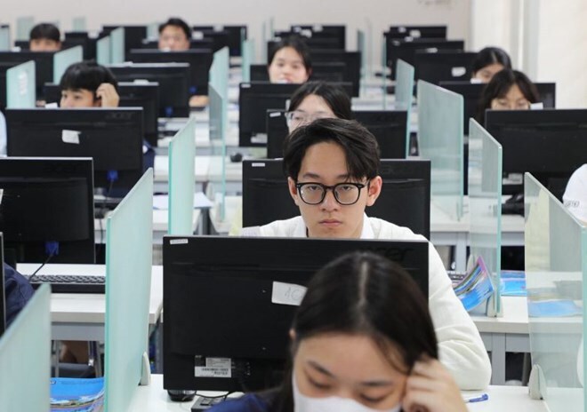 Thí sinh dự thi đánh giá năng lực trên máy tính của Đại học Quốc gia Hà Nội. Ảnh: Vân Trang