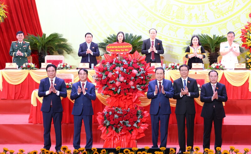 Đồng chí Trần Thanh Mẫn, Ủy viên Bộ Chính trị, Chủ tịch Quốc hội tặng hoa chúc mừng Đại hội.