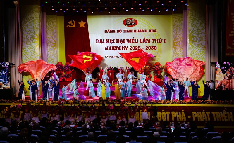 Văn nghệ chào mừng Đại hội đại biểu Đảng bộ tỉnh Khánh Hòa lần thứ I.