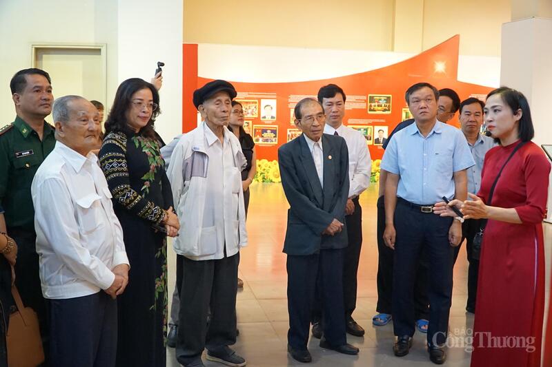 Lãnh đạo, nguyên lãnh đạo Tỉnh ủy, UBND tỉnh Đắk Lắk tham quan không gian trưng bày ảnh về lịch sử tỉnh nhà.