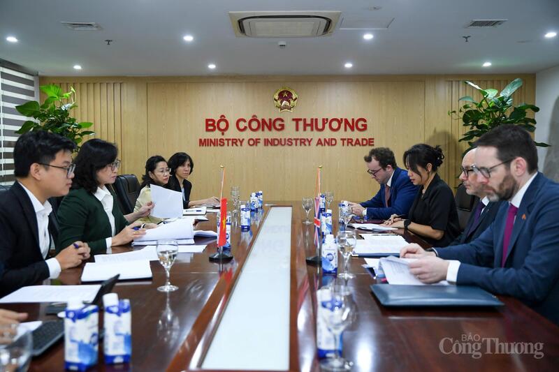 Thứ trưởng Phan Thị Thắng và Ngài Matt Western trao đổi nhiều nội dung quan trọng liên quan đến việc triển khai Hiệp định UKVFTA và CPTPP