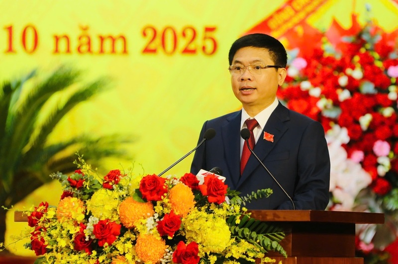 Ông Trương Quốc Huy, Bí thư Tỉnh ủy nhiệm kỳ 2020 - 2025, Trưởng Đoàn Đại biểu Quốc hội tỉnh Ninh Bình trình bày diễn văn khai mạc Đại hội. Ảnh: Đức Lam