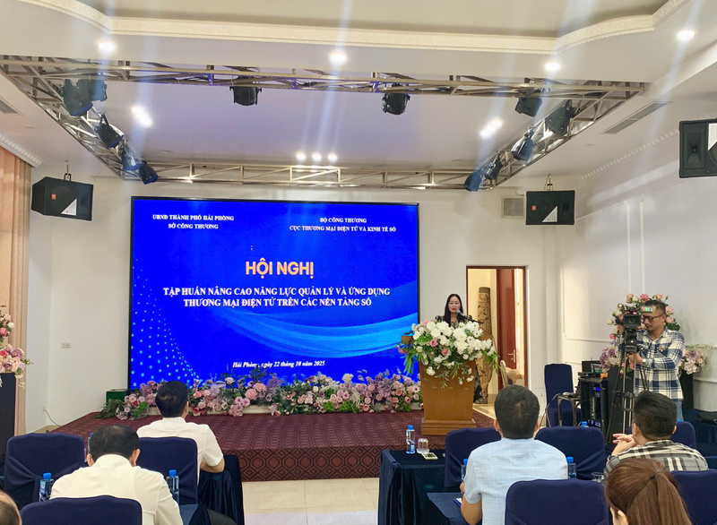 Bà Vũ Thị Kim Phượng, Phó Giám đốc Sở Công Thương Hải Phòng phát biểu tại hội nghị. Ảnh: Cục Thương mại điện tử và Kinh tế số