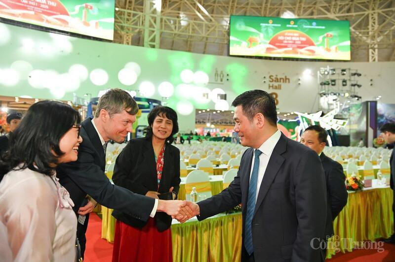 Bộ trưởng Nguyễn Hồng Diên nhấn mạnh, việc các doanh nghiệp quốc tế về Việt Nam tham gia Hội chợ Mùa Thu là minh chứng sống động cho sức sống mới của nền kinh tế Việt Nam dưới sự lãnh đạo của Đảng và Nhà nước, nơi cộng đồng doanh nghiệp đóng vai trò tiên phong.