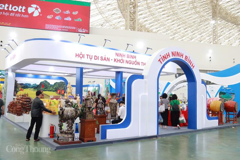 Gian hàng tỉnh Ninh Bình tại Hội chợ. Ảnh: Thanh Tuấn