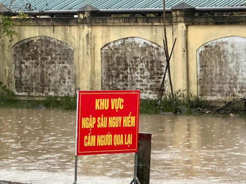 Cắm biển cảnh báo cấm người qua lại tại những vị trí ngập sâu. Ảnh: Anh Tú