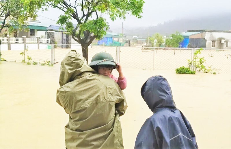 Người dân được di dời đến nơi an toàn. Ảnh: Phúc Sơn