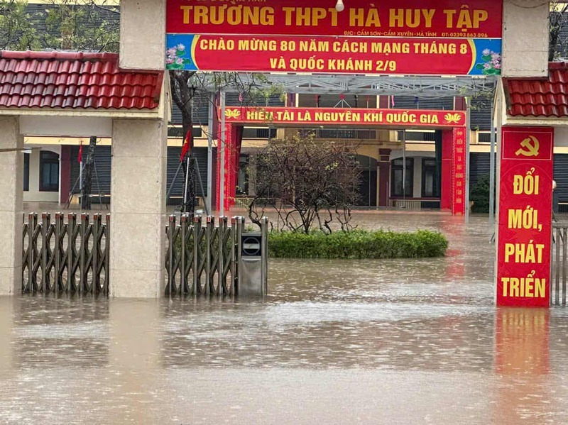 Trường học ở Hà Tĩnh ngập sâu do mưa lớn nhiều ngày. Ảnh: Anh Tú