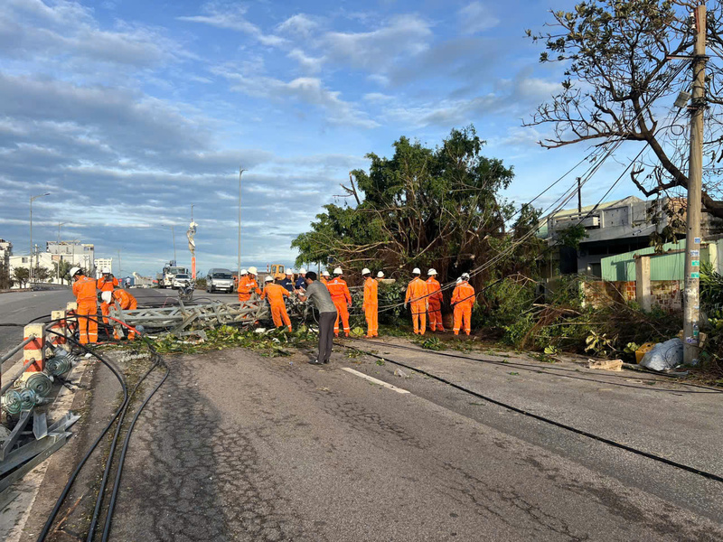 Trên lưới điện 110kV xảy ra 31 vụ sự cố, gây mất điện diện rộng. Ảnh: Bình An