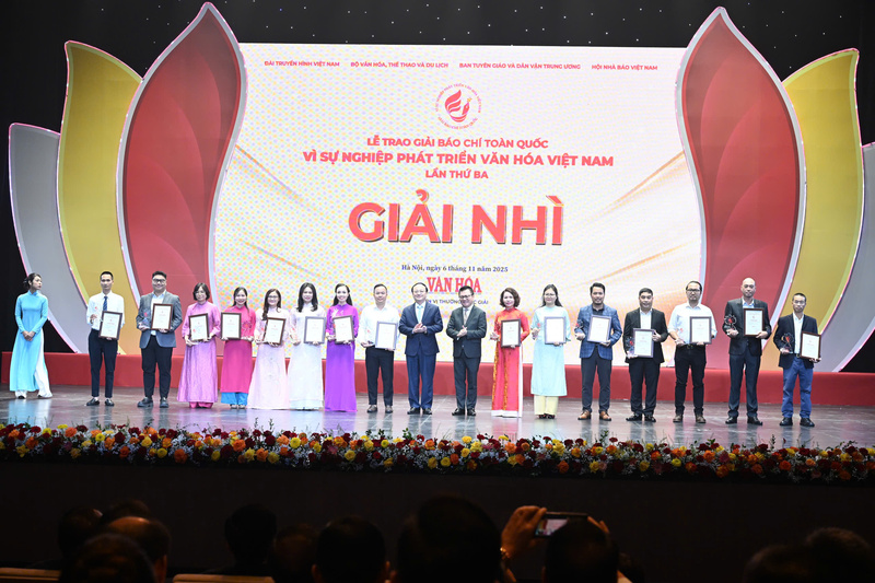 Các tác giả và đại diện nhóm tác giả đoạt giải Nhì.