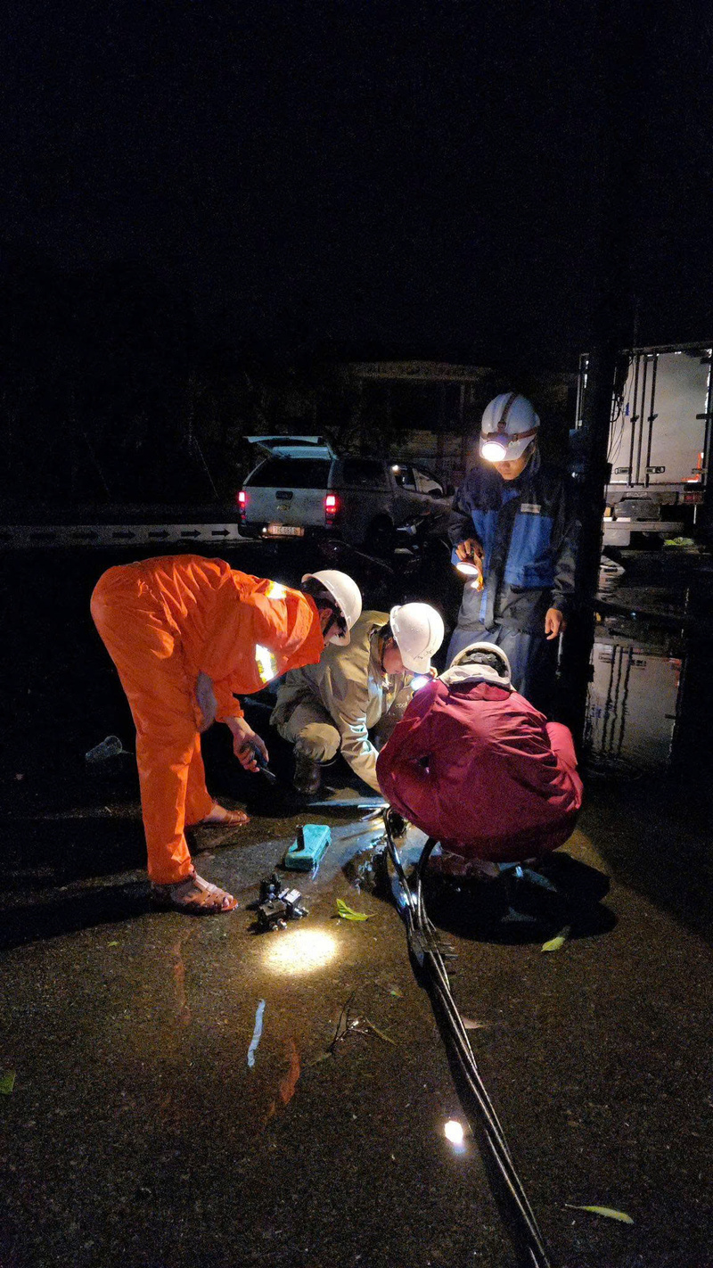 Hơn 1,6 triệu hộ dân, doanh nghiệp, cơ quan đơn vị bị mất điện do bão số 13. Ảnh: Bình An