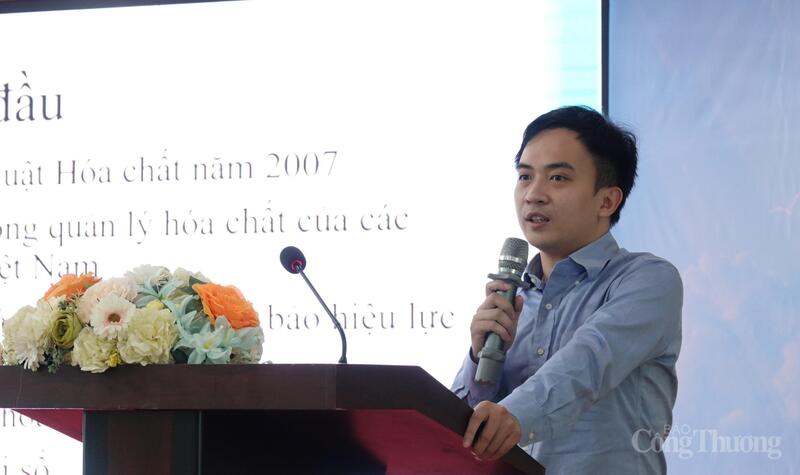 Báo cáo viên Phạm Lê Hoàng, Phòng Công nghiệp hóa chất (Cục Hóa chất) giới thiệu những điểm mới của Luật Hóa chất 2025