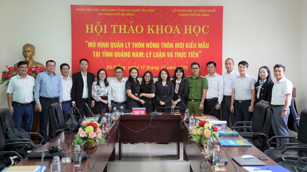 Các đại biểu tham dự Hội thảo khoa học “Mô hình quản lý nông thôn mới kiểu mẫu tại tỉnh Quảng Nam: Lý luận và thực tiễn” chụp hình lưu niệm Các đại biểu tham dự Hội thảo khoa học “Mô hình quản lý nông thôn mới kiểu mẫu tại tỉnh Quảng Nam: Lý luận và thực tiễn” chụp hình lưu niệm
