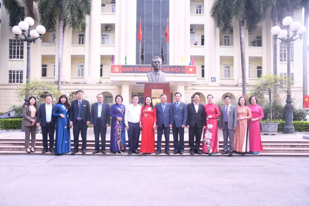 Phó Bí thư Thường trực Thành ủy Nguyễn Văn Phong với cán bộ, giảng viên Trường Đào tạo cán bộ Lê Hồng Phong. Ảnh Quang Thái Phó Bí thư Thường trực Thành ủy Nguyễn Văn Phong với cán bộ, giảng viên Trường Đào tạo cán bộ Lê Hồng Phong. Ảnh Quang Thái