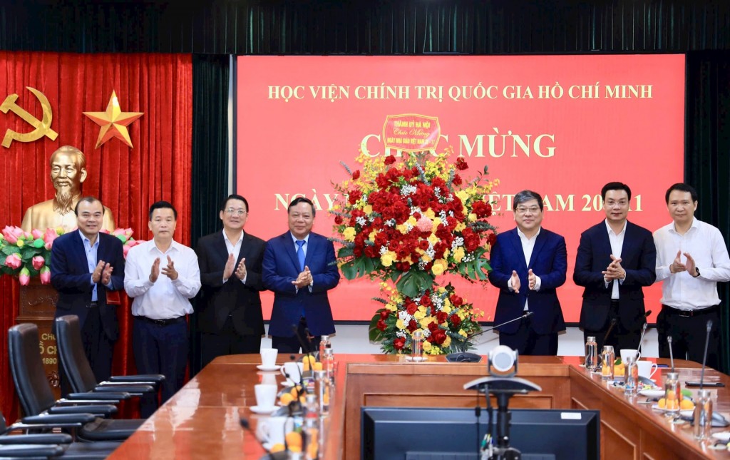 Phó Bí thư Thường trực Thành ủy Hà Nội Nguyễn Văn Phong tặng hoa chúc mừng Học viện Chính trị quốc gia Hồ Chí Minh. Ảnh Quang Thái Phó Bí thư Thường trực Thành ủy Hà Nội Nguyễn Văn Phong tặng hoa chúc mừng Học viện Chính trị quốc gia Hồ Chí Minh. Ảnh Quang Thái