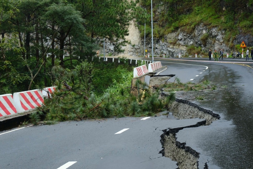 Sạt lở tại đèo Prenn (Ảnh: T.Lâm)
