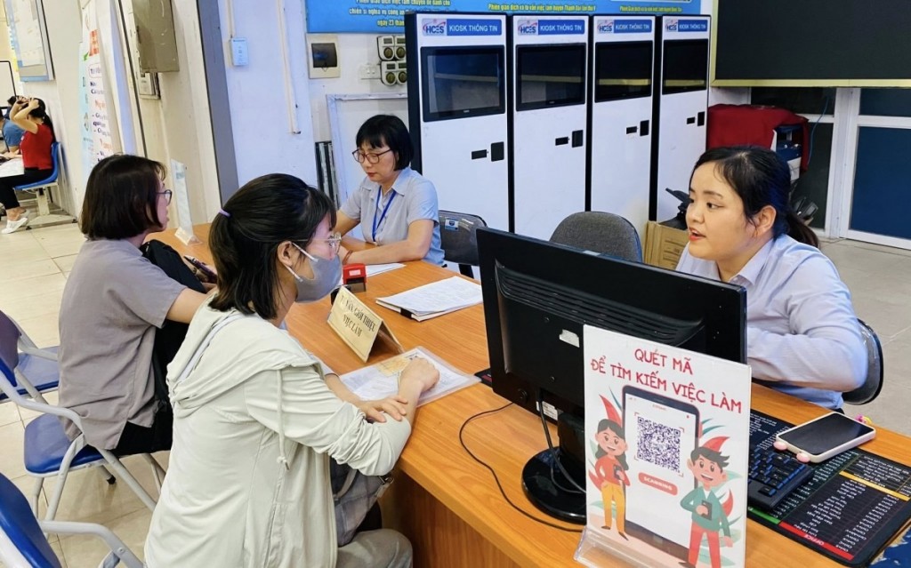 Nhiều công việc chờ người lao động tại phiên giao dịch việc làm xã Tiến Thắng