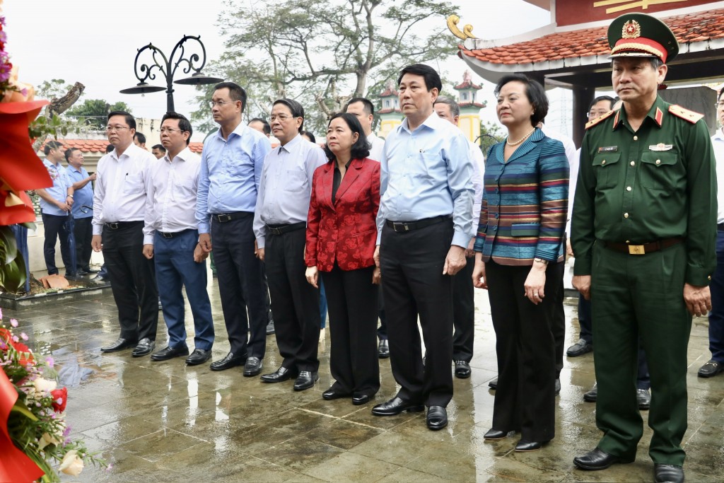 Đoàn công tác dâng hương dâng hương tại Nhà tưởng niệm Tổng đốc Hoàng Diệu Đoàn công tác dâng hương dâng hương tại Nhà tưởng niệm Tổng đốc Hoàng Diệu