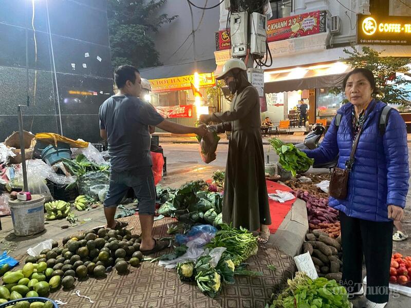 Nhiều mặt hàng rau củ tại chợ lẻ tăng giá từ 30 - 50% so với hồi đầu tháng 11. Ảnh: Khánh Ly