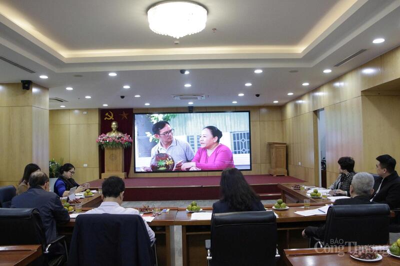 Hội đồng chấm chung khảo, họp lựa chọn các tác phẩm xuất sắc để trao giải. Ảnh: Thái Mạnh.