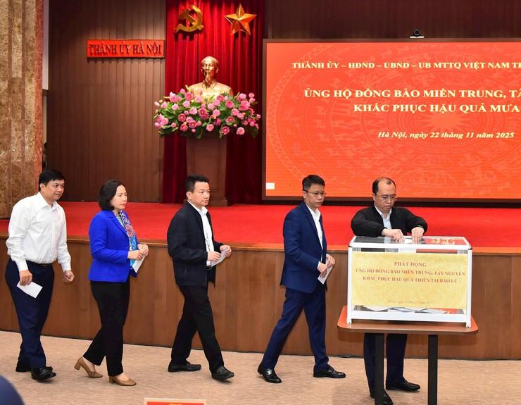 Cán bộ và nhân dân Thủ đô ủng hộ đồng bào miền Trung, Tây Nguyên khắc phục hậu quả mưa lũ- Ảnh 3. Cán bộ và nhân dân Thủ đô ủng hộ đồng bào miền Trung, Tây Nguyên khắc phục hậu quả mưa lũ- Ảnh 3.