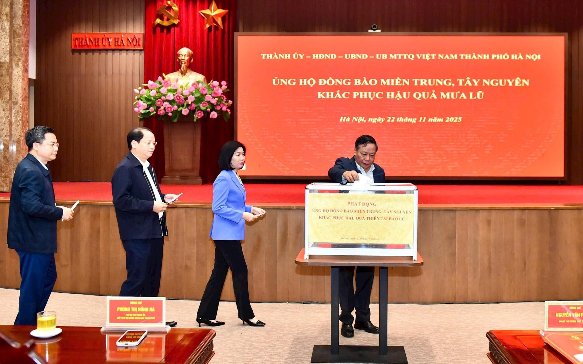 Phó Bí thư Thường trực Thành ủy Nguyễn Văn Phong, Phó Bí thư Thành ủy - Chủ tịch HĐND thành phố Phùng Thị Hồng Hà cùng các đồng chí lãnh đạo ban Đảng Thành ủy ủng hộ đồng bào các tỉnh miền Trung và Tây Nguyên Phó Bí thư Thường trực Thành ủy Nguyễn Văn Phong, Phó Bí thư Thành ủy - Chủ tịch HĐND thành phố Phùng Thị Hồng Hà cùng các đồng chí lãnh đạo ban Đảng Thành ủy ủng hộ đồng bào các tỉnh miền Trung và Tây Nguyên