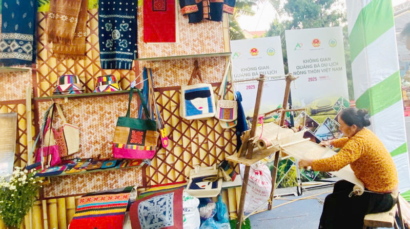 Mục tiêu quan trọng nhất của Không gian quảng bá du lịch nông thôn và sản phẩm OCOP Việt Nam năm nay là đưa sản phẩm OCOP trở thành “điểm chạm văn hóa” trong trải nghiệm du lịch. Ảnh: Nguyễn Phượng