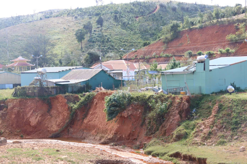 Sạt lở đang tiếp tục lan rộng và sát mép nhiều nhà dân