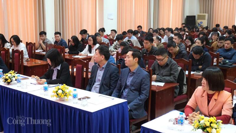 Các đại biểu tham dự lễ khai giảng