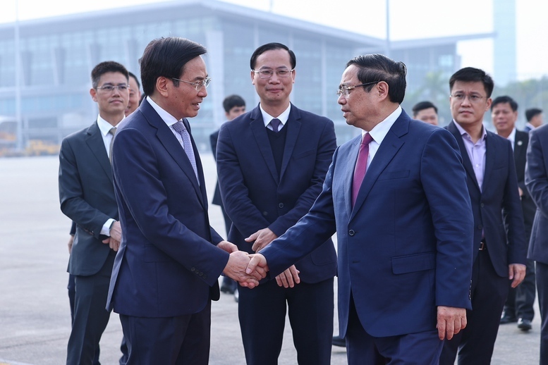 Bộ trưởng, Chủ nhiệm Văn phòng Chính phủ Trần Văn Sơn tiễn Thủ tướng tại sân bay - Ảnh: VGP/Nhật Bắc