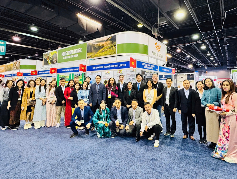 Đoàn doanh nghiệp Việt Nam tham gia Hội chợ Quốc tế Thực phẩm và Đồ uống Private Label Show 2025. Ảnh: Vietrade