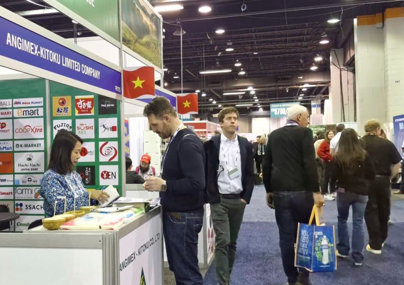 Hàng Việt thu hút khách tại Hội chợ Quốc tế Thực phẩm và Đồ uống Private Label Show 2025. Ảnh: Vietrade