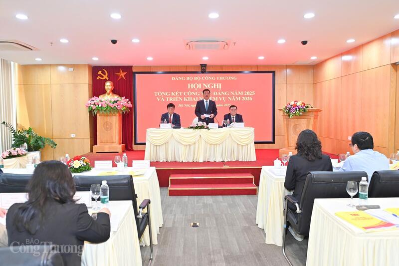 Ủy viên Ban Chấp hành Trung ương Đảng, Bí thư Đảng uỷ, Bộ trưởng Bộ Công Thương Nguyễn Hồng Diên dự và chỉ đạo hội nghị