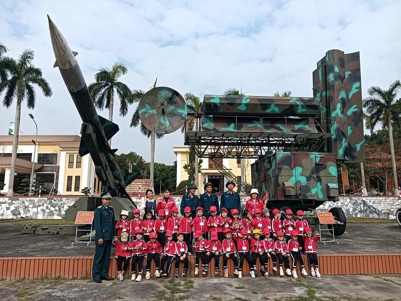 Các cháu thiếu nhi thích thú khi được chụp ảnh lưu niệm.