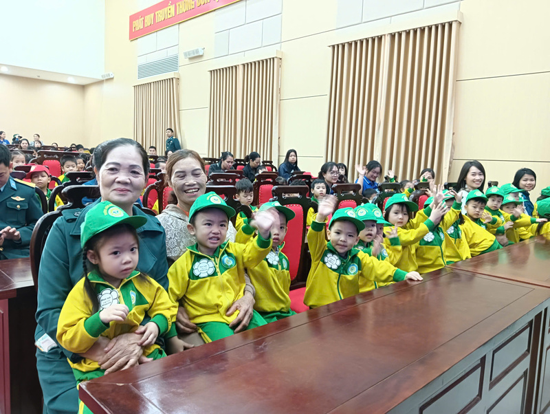 Các em học sinh Trường Mầm non Hướng Dương tham gia chương trình.