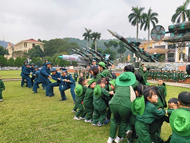 Cô và trò Trường Mầm non Lá Phong Đỏ giao lưu kéo co cùng cán bộ, chiến sĩ Sư đoàn 363.