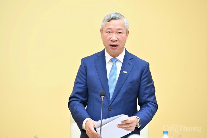 Cục trưởng Cục Điện lực Phạm Nguyên Hùng báo cáo tại Hội nghị. Ảnh: Cấn Dũng