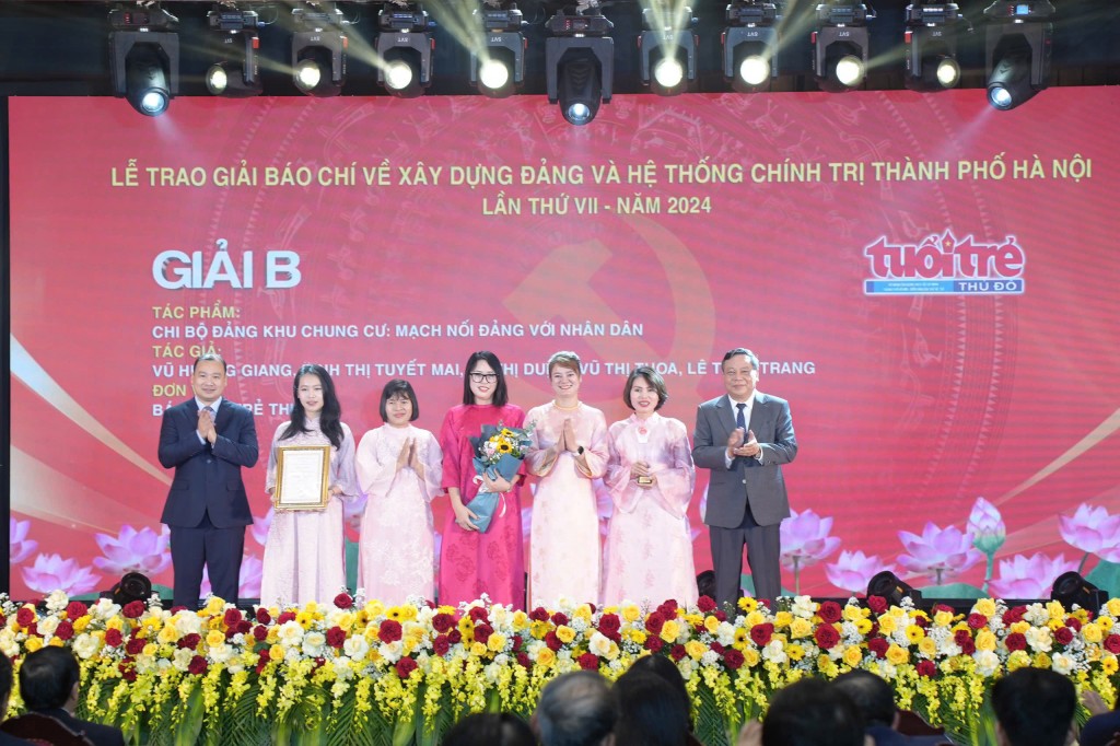 Phóng viên báo Tuổi trẻ Thủ đô được trao tặng giải B Giải báo chí Xây dựng Đảng và hệ thống chính trị Hà Nội Phóng viên báo Tuổi trẻ Thủ đô được trao tặng giải B Giải báo chí Xây dựng Đảng và hệ thống chính trị Hà Nội