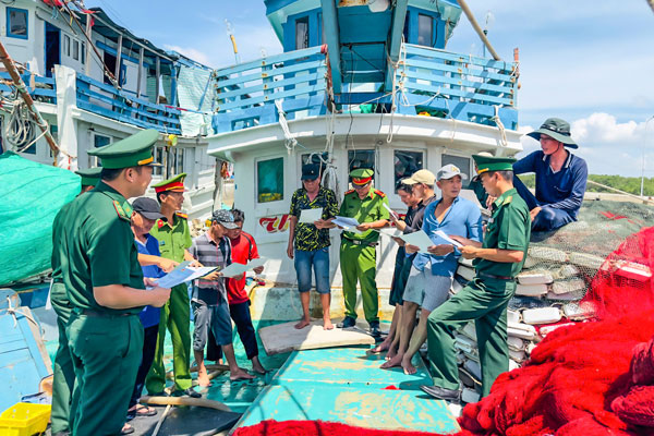 Công an xã Tân Thủy phối hợp với bộ đội biên phòng tuyên truyền các chủ phương tiện về phòng, chống khai thác IUU.
