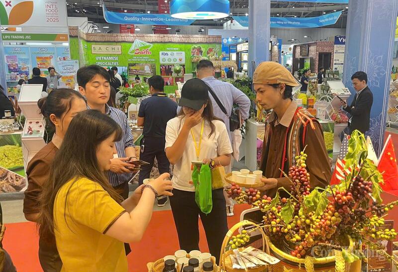 Các sản phẩm đặc trưng của tỉnh Gia Lai được giới thiệu tới du khách. Ảnh: Hiền Mai