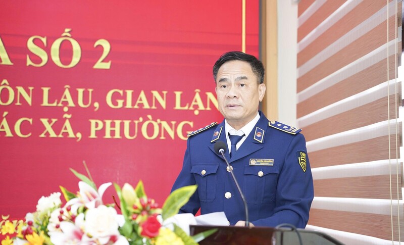 Đồng chí Nguyễn Văn Hường – Chi cục trưởng Chi cục Quản lý thị trường (Cơ quan Thường trực Ban Chỉ đạo 389 tỉnh) báo cáo về công tác quản lý thị trường, phòng chống buôn lậu, gian lận thương mại và hàng giả trên địa bàn tỉnh trong năm 2025. Ảnh: Mai Liễu